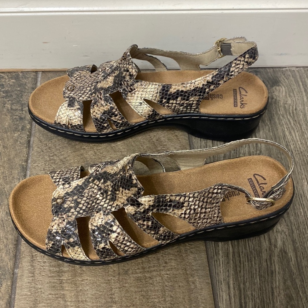 Clark’s lexi mari gold beige sandals size 9M.NWT